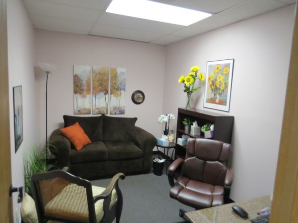 1717 W Candletree Dr, Peoria, IL 61614